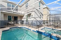 Family home w/ hot tub & pool - Image 2