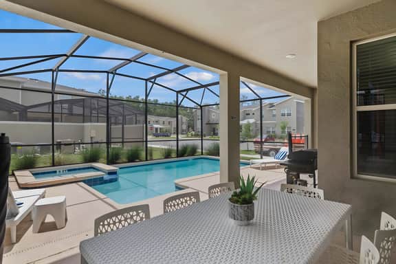 Storey Lake escape w/ pool & game room - Imagen 4